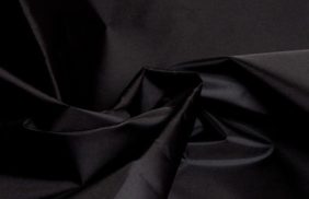 ткань курточная таффета 190t, wr/pu silver, 65гр/м2, 100пэ, 150см, черный/s580, (рул 100м) tpx028 купить в Новосибирске.